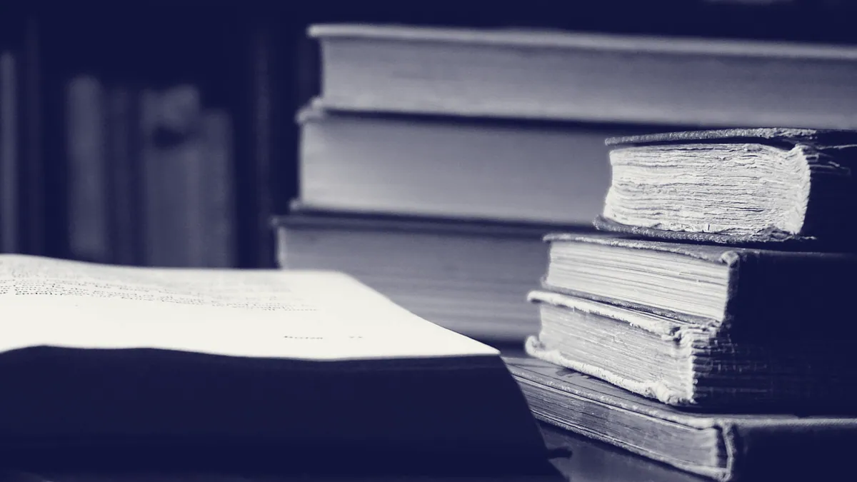 Libros antiguos de ciencia.