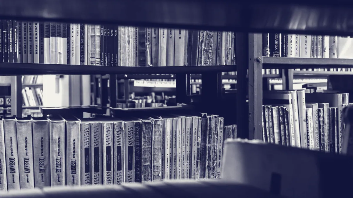 Una biblioteca universitaria.