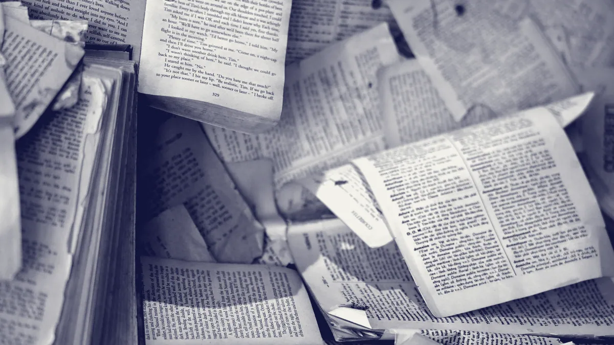 Un libro abierto en una biblioteca.